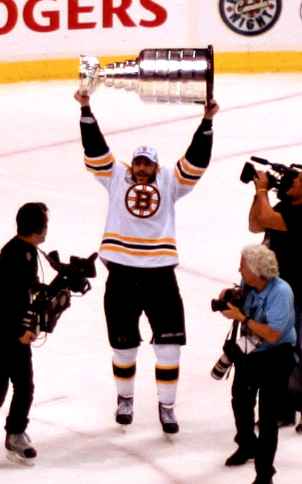 Milan Lucic Hoisting the Stanley Cup the last time the Bruins won it in 2011
Ashley Bayles from Canada, CC BY 2.0 , via Wikimedia Commons 